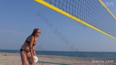 小女孩和朋友们在海滩上打排球度过暑假